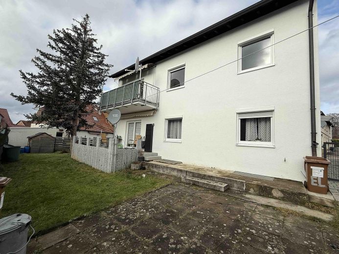 Multi-family house with large lot (3 units), ideal as a multi-generational home, for owner-occupiers or as an investment property – Außenansicht hinten