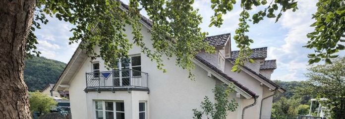 Zadbany dom bliźniaczy z ogrodem, tarasem i pomieszczeniem hobbystycznym