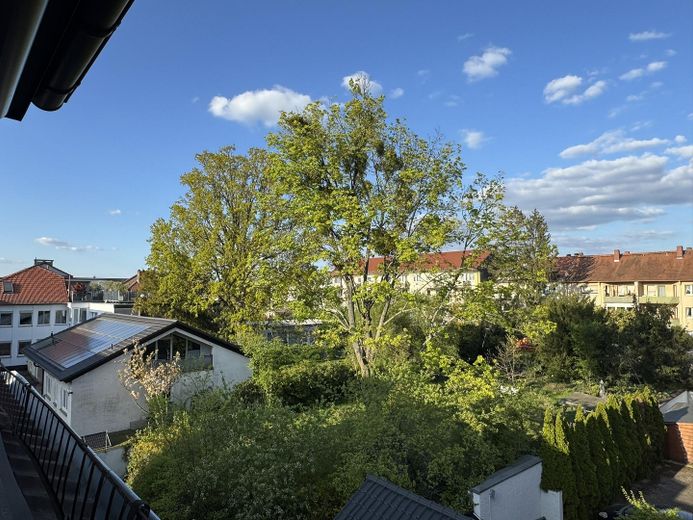 Attraktive DG-Wohnung -  Citylage im Grünen an Kuppelkirche, hohe Lebensqualität; von privat – Blick nach Nordosten in Gärten