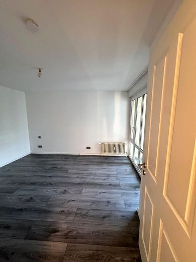 Provisionsfreie, modernisierte 3-Zimmer-Wohnung mit Wintergarten und Garagenbox, bezugsfrei – Zimmer