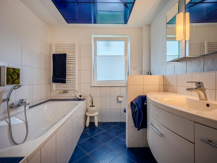 Mieszkanie na parterze z dużym ogrodem, słonecznym tarasem i dwoma miejscami parkingowymi w garażu podziemnym – Badezimmer mit Dusche-2
