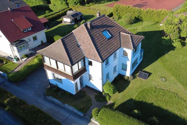 Casa bifamiliare con due garage su un terreno di 899 mq