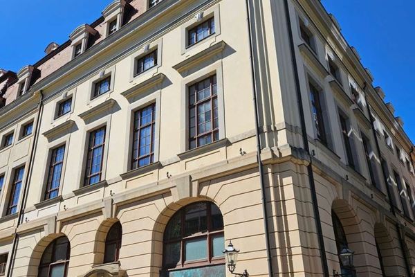 МІСЬКИЙ ТОРГОВИЙ ДІМ I ПРЕДСТАВНИЦЬКА ТОРГОВА ПЛОЩА