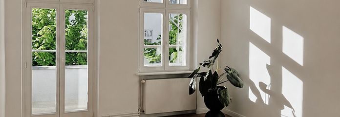 Encanto exclusivo de edificio antiguo: vivienda bañada por el sol con balcón orientado al sur en el codiciado barrio de Wins – 1_Wohnzimmer 1