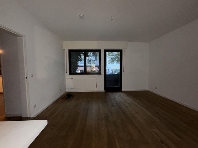 Appartement moderne de 2 pièces dans l’Ostend de Francfort, près de la BCE, avec cuisine équipée et balcon – Wohnzimmer 