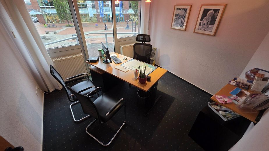 Consultorio/oficina de 86 m² en el centro de Spelle: médico, terapia, cosmética, despacho – ascensor, sin comisión – Sprechzimmer zur Platzseite
