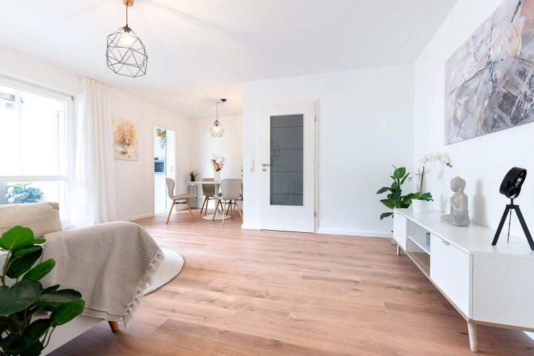 Apartamento de 3 habitaciones recién renovado con garaje subterráneo * libre para ocupar y sin comisión * – Wohnzimmer