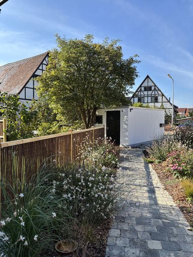 Vida única: loft con balcón soleado y jardín privado – Zugang Grundstück