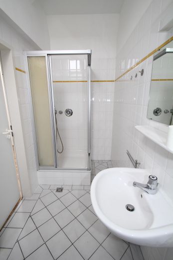 Ostviertel: 2-Zimmer-Whg Nähe Schwänchenteich Kep DG re E13 – Bad 