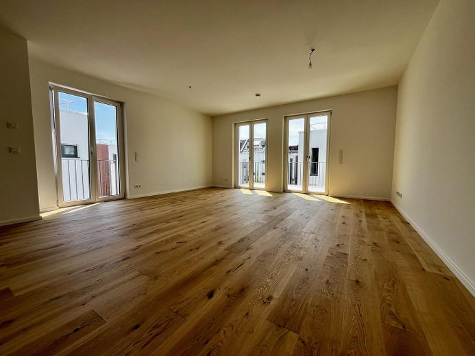 ERSTBEZUG: Helle 3-Zimmer-Wohnung mit Balkon – Wohnzimmer 