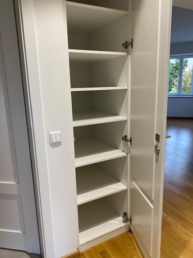Ekskluzywne mieszkanie na ostatnim piętrze z 4 pokojami i dużym balkonem – Einbauschrank geöffnet