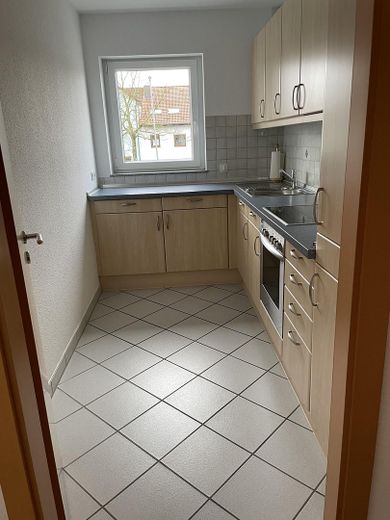Helle 3 ZKB-Wohnung mit Balkon und Abstellraum in Bensheim – Küche mit Eibauküche