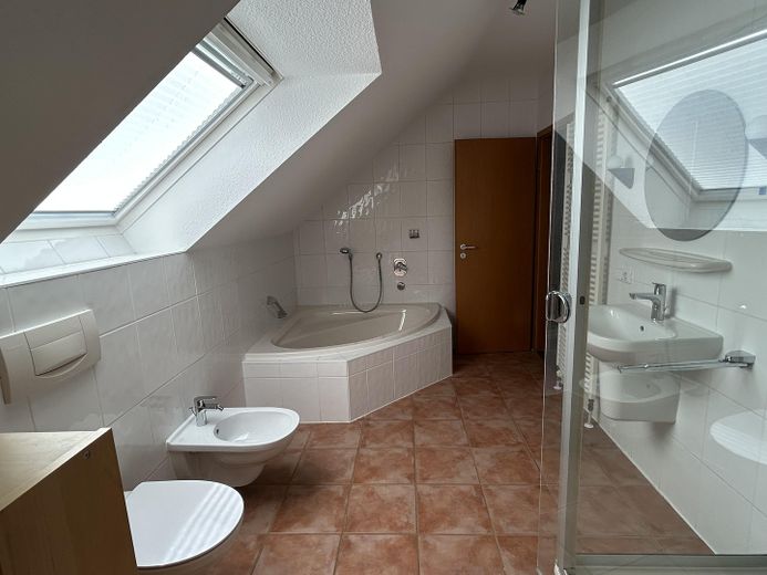 3,5Zi-Maisonette-Wohnung,2Garagen,Balkon,Küche,Kamin,GästeWC,Niedernhausen,Schäfersberg. – OGBad m.Badewanne,Bidet,Dusche