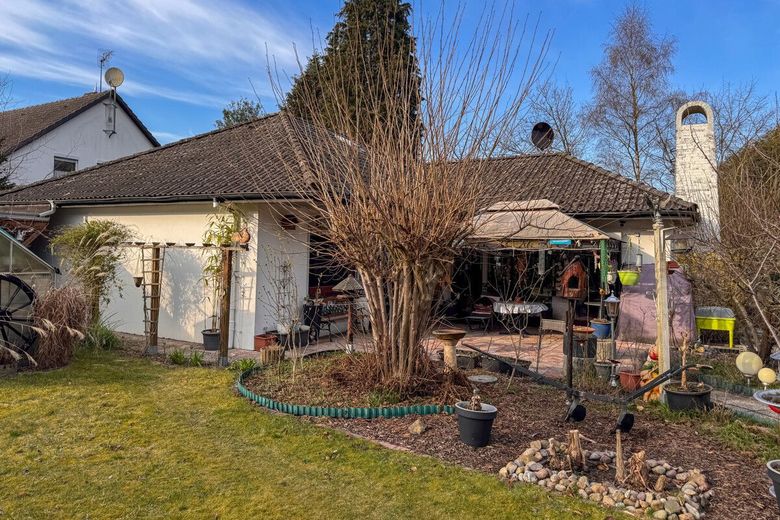 Wohnen auf einer Ebene - Bungalow mit 3 Zimmern, Carport sowie Garage und großen Garten in Garlstedt – Haus
