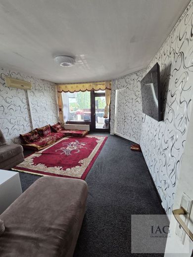 Familienfreundliche 4,5-Zimmer-Wohnung mit Balkon, Aufzug und idealer Raumaufteilung – Wohnzimmer