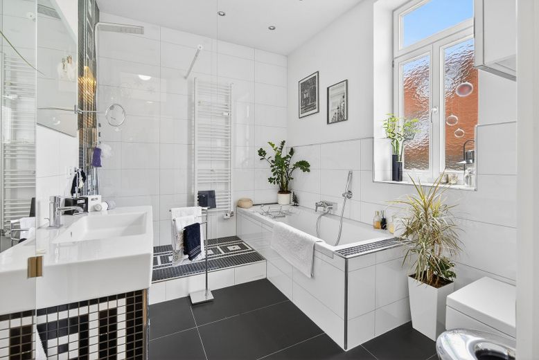 Stilvoll wohnen in der Esslinger Altstadt - 4,0 Zimmer Wohnung (provisionsfrei & leerstehend) – Bad
