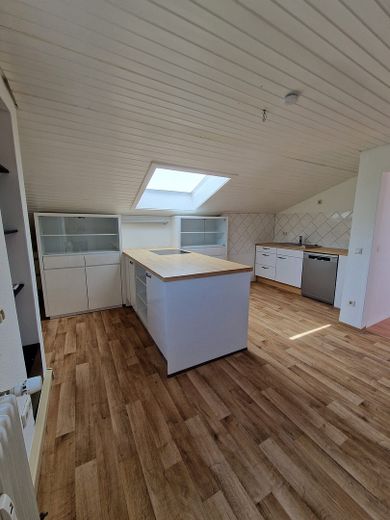 Helle 2,5-Zi-DG-Wohnung mit großer Wohnküche in ruhiger Waldrandlage – 5 Min nach Heidenheim – Küche