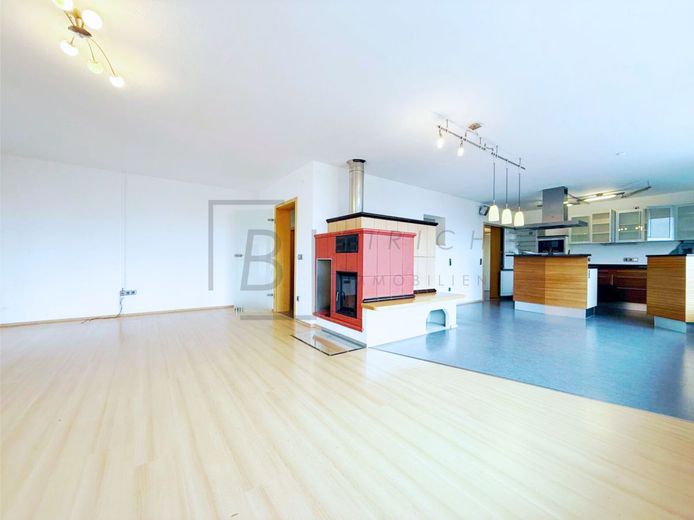 Massiv gebautes Wohnhaus mit Einliegerwohnung, Kamin und Waldrandlage – Innenaufnahmen