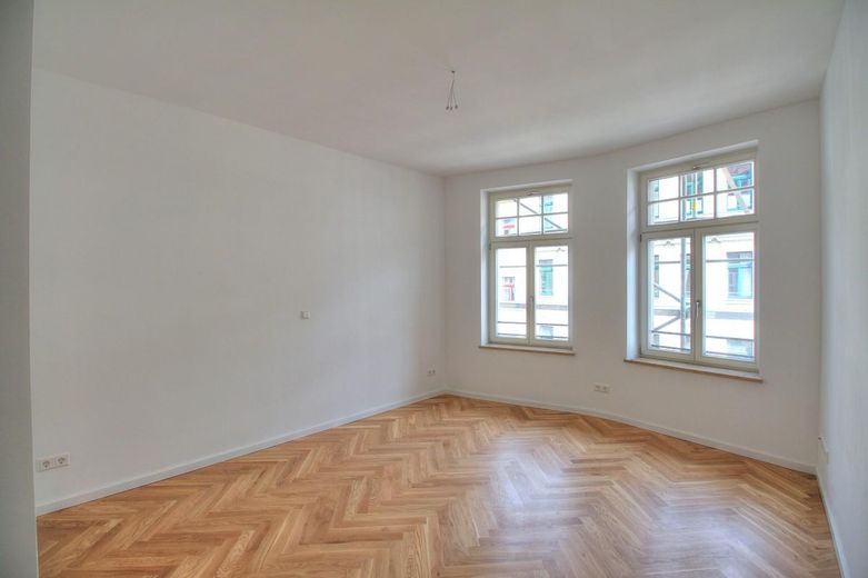 Appartamento di alta qualità, ristrutturato, con 3 locali, cucina componibile di lusso, terrazza e area giardino – Foto 10