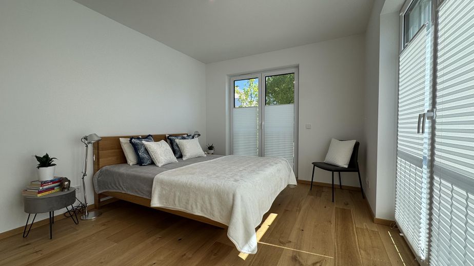 NEUWERTIGE VILLENWOHNUNG | SÜD/WEST | 2 BALKONE | GRÜNBLICK | EBK + MAẞ-EINBAUTEN + SMART HOME – Schlafzimmer