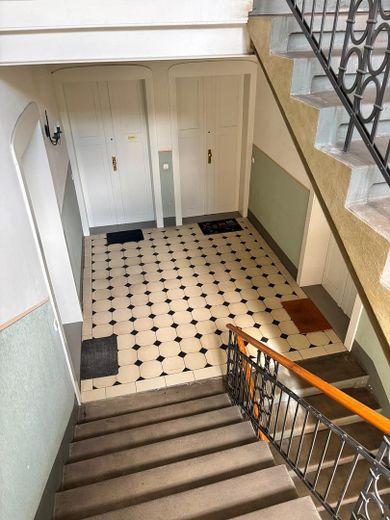 Precioso piso antiguo renovado con vistas – Treppenhaus