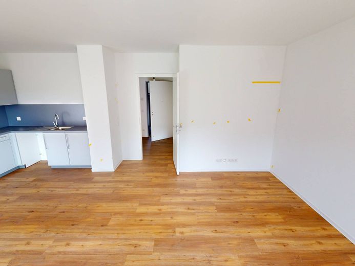 Moderne 2-Zimmer-Wohnung mit EBK und BALKON im Neubauquartier FIELD 4 – Ansicht II: Wohn- und Esszimm…