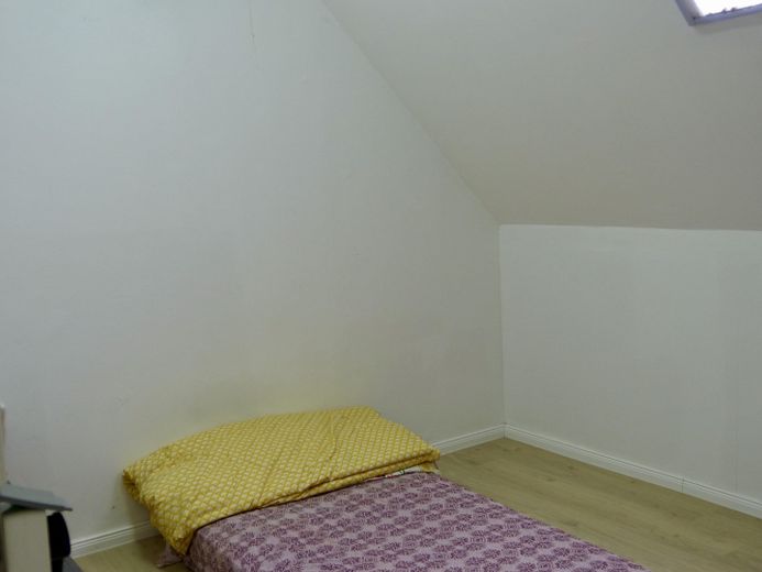 Helle Dachgeschosswohnung mit Einbauküche – perfekt für Paare, Singles oder WG – Schlafzimmer 2