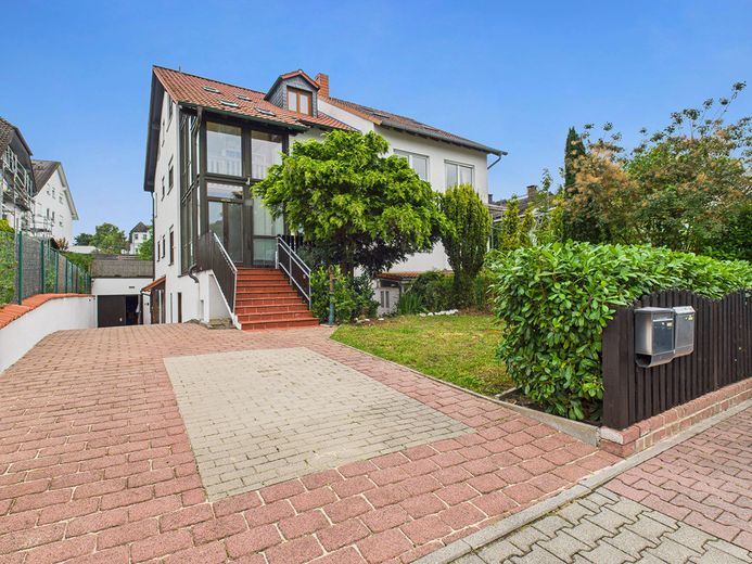Helle Doppelhaushälfte mit Wintergarten und Einliegerwohnung in familienfreundlicher Lage – Foto 5