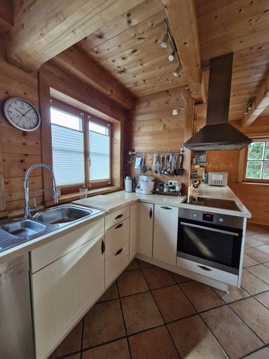 Ökol. Blockhaus in Bernau am Chiemsee – Zuhause auf Zeit für bis zu 5 Jahre, mit eigenem Garten – Küche