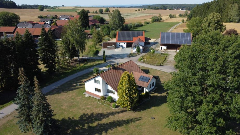 Großzügiger Bungalow auf weitläufigem Grundstück – und optionaler Pferdehaltung – Ansicht mit Hofstelle