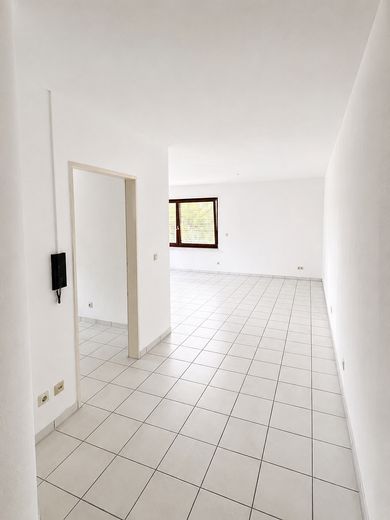 Renovated 3-room apartment with open living concept, panoramic views and garage – Flur