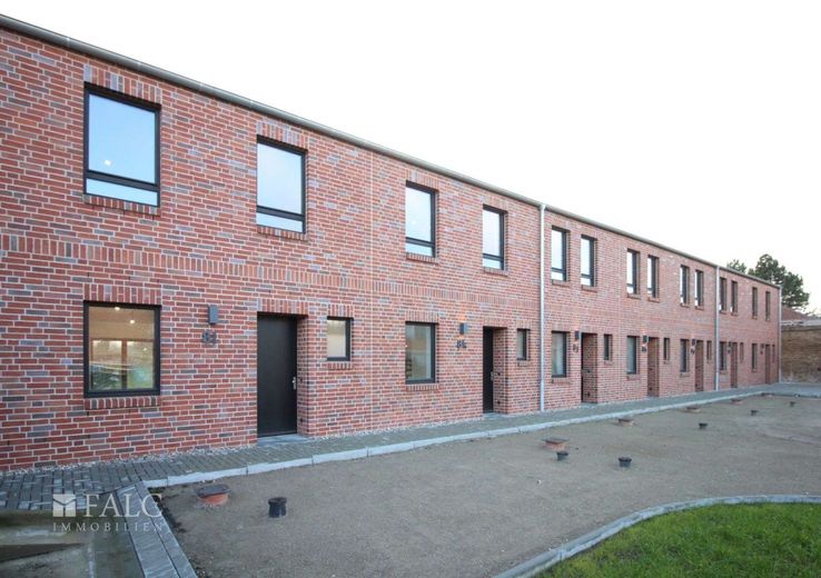 Stadtnah und trotzdem im Grünen - genießen Sie die Sommerabende auf Ihrer Terrasse! – Hausfront