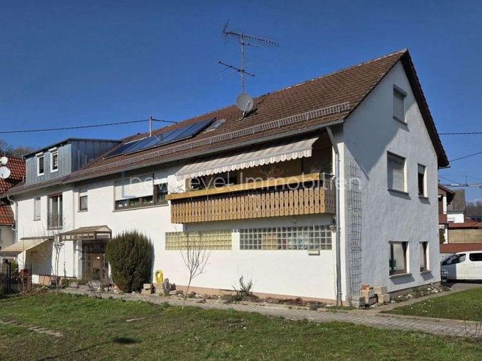 PROVISIONSFREI: Ausbaufähiges Einfamilienhaus in Grenzbauweise, 3 Garagen und Garten – Foto 1