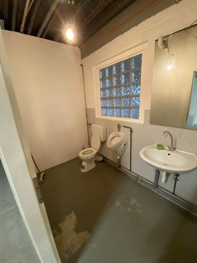 Lager-/Produktionsfläche mit Büro in Wuppertal-Vohwinkel – Halle - WC Bereich