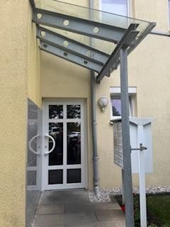 Schöne, zentrale 2-Zimmer-Single-Wohnung mit Küche und Bad in Nilkheim – Eingangstür Haus