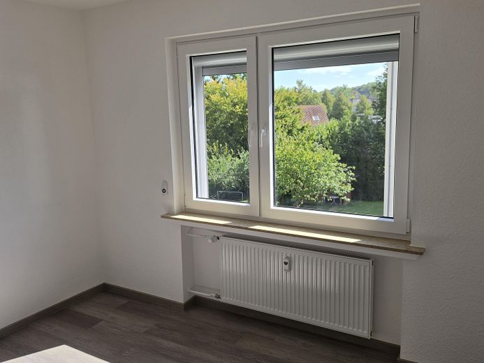 2 Zi.-Wohnung • Hell, modern & komfortabel • Ankommen und wohlfühlen – Blick aus dem Wohnzimmer