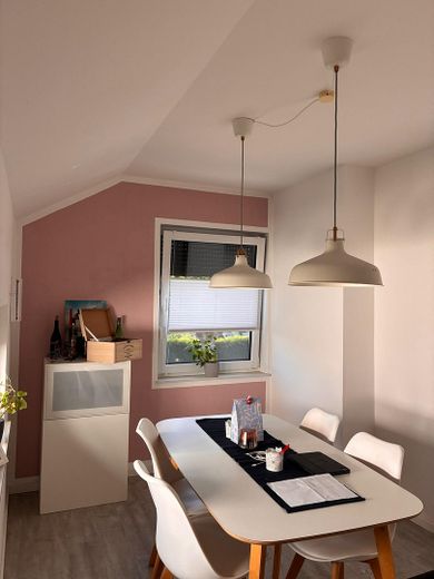 **FLATERATE MIETE!** 2R. Wohnung (BJ2019), inkl. hochwertiger Küche (EBK), FBH, Wallbox, – Wohnzimmer