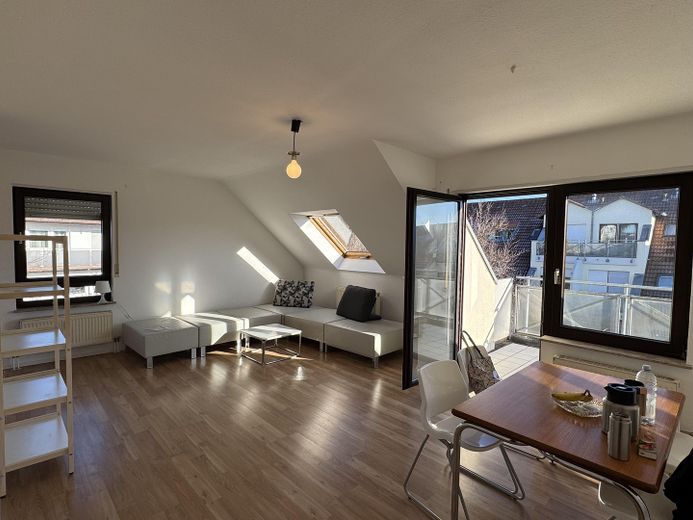 High-quality renovated 2.5-room apartment with balcony & underground parking space in Böblingen – offener Wohn- Essbereich
