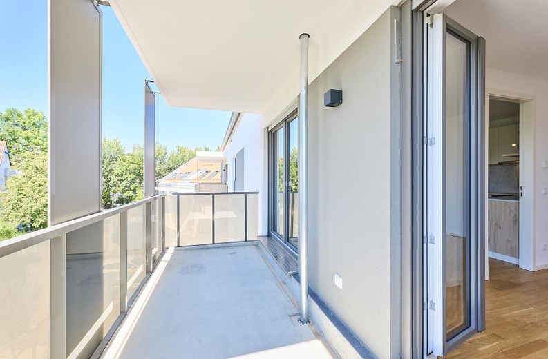 Neubau: Helle und ruhige Zwei-Zimmer-Wohnung mit luxuriöser Innenausstattung mit Balkon und EBK – Balkon 2