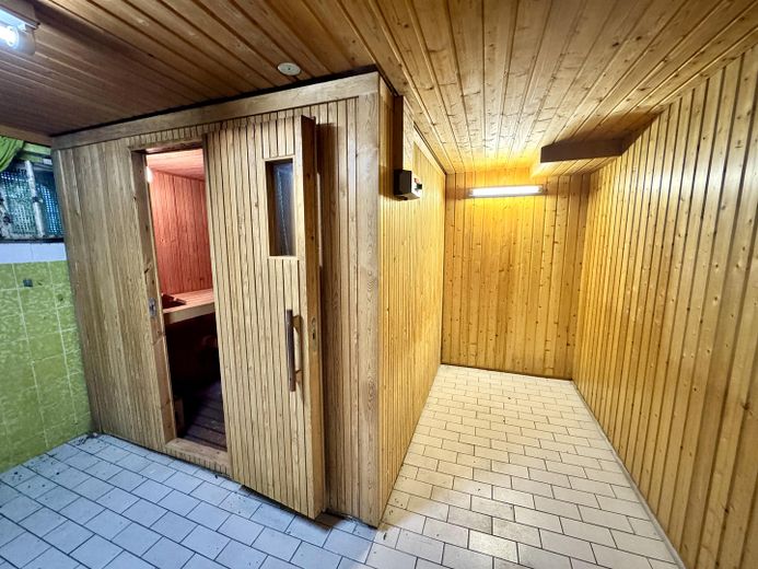 EFH oder MFH: außergewöhnlich flexibel & solide, ideale Lage, großes Potential – Sauna & Waschküche