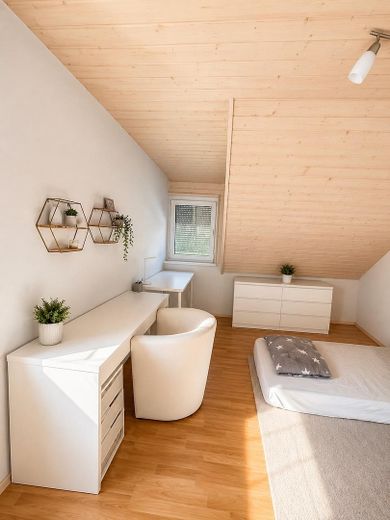 Großzügige 4-Zimmer-Maisonette Wohnung mit Hauscharakter, Garten und 2 Garagen – Zimmer 01