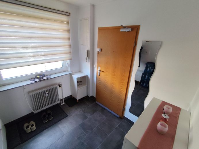 Grand appartement de 4 pièces avec balcon et place de parking en sous-sol, dans un quartier prisé de Bad Homburg – Flur Diele