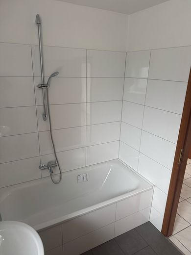 ***Gruntownie wyremontowana łazienka z oknem, balkon południowo-zachodni z dużą ilością słońca, położony wśród zieleni*** – Tageslichtbad