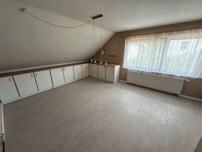 137 m² Maisonette im Zweifamilienhaus – 4 Zimmer, große Wohnküche, 2 Bäder & eigener Eingang – Wohnküche OG