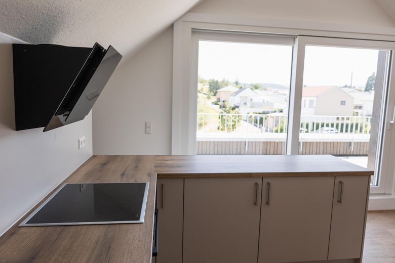 Besondere Maisonette-Wohnung (5,5 Zimmer) mit Balkon, EBK und Stellplatz – Küche DG
