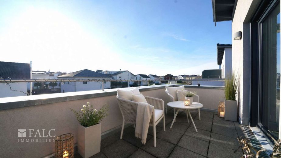 Doppelhaushälfte mit herrlicher Terrasse und A+ - FALC Immobilien – Herrlicher Blick