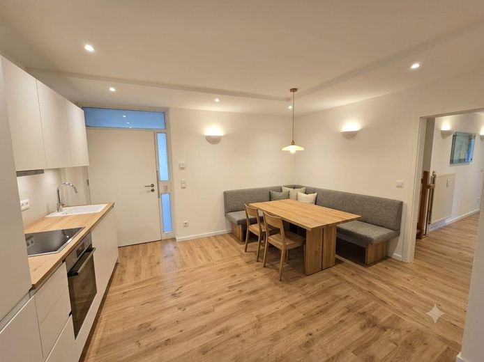 Posizione privilegiata sul lago! Appartamento condiviso premium arredato, appena ristrutturato, con terrazza sul tetto e vista sul lago – Eingangsbereich mit Küche