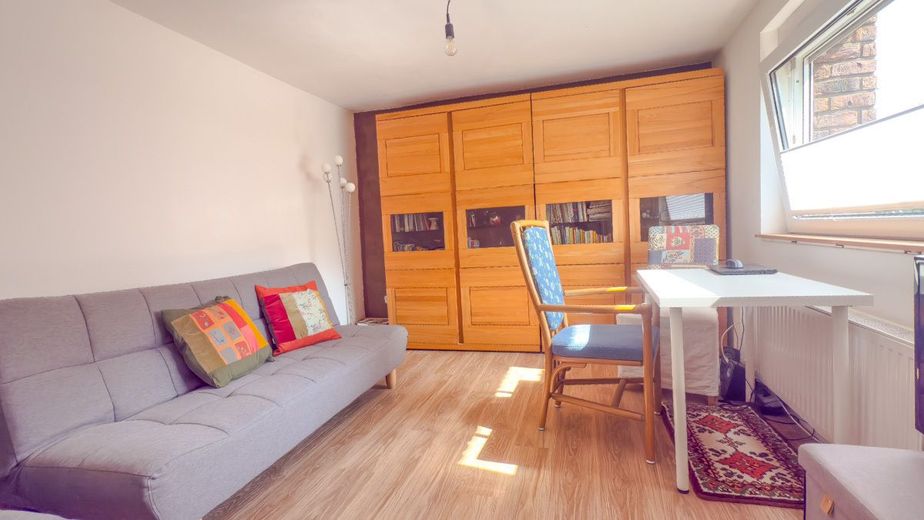 Vielseitiges Haus mit Charme - ideal für Mehrgenerationen, Arbeiten &amp; Wohnen oder Vermietung – Wohnzimmer KG
