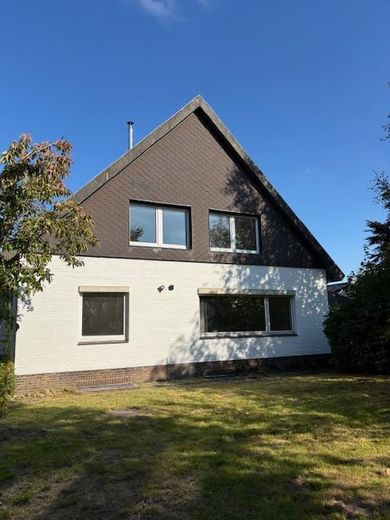 Großzügiges Zweifamilienhaus mit Solaranlage, Wintergarten & großem Grundstück in Neuberend – Frontansicht Haus