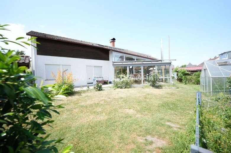 Familienparadies in ruhiger Lage mit Wintergarten, Sauna und großem Garten – Garten